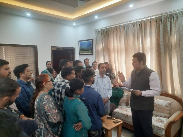 Kangra: आर.एस. बाली का सख्त निर्देश — “पंचायतों के विकास कार्य तय समय में पूरे करें अधिकारी”