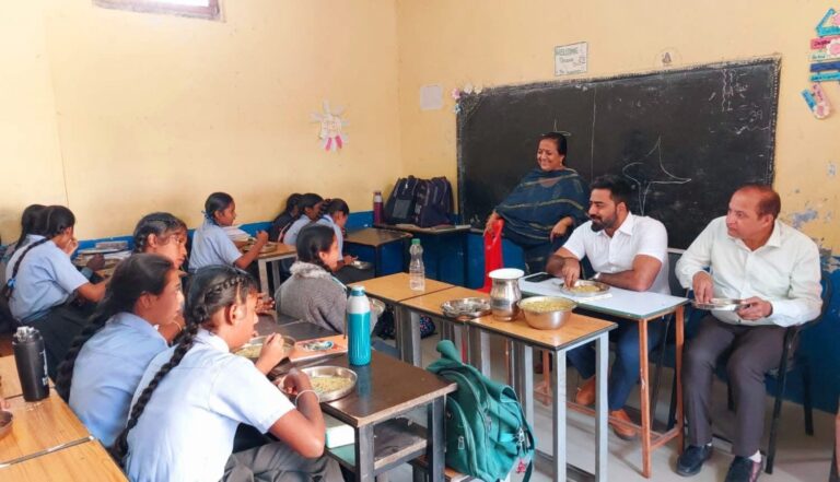 Una: उपायुक्त जतिन लाल ने ऊना स्कूल में मिड-डे मील का लिया स्वाद, छात्राओं के साथ बैठकर किया भोजन — बोले, डाइनिंग हॉल बनेगा और बेहतर माहौल मिलेगा!