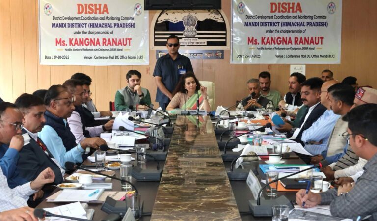 Mandi: सांसद कंगना रणौत ने विकास कार्यों पर दिखाई सख्ती: कहा—“बजट है, तो ढिलाई क्यों?” दिशा समिति की बैठक में कंगना ने अधिकारियों को दिए कड़े निर्देश, विकास योजनाओं की प्रगति पर ली विस्तृत रिपोर्ट