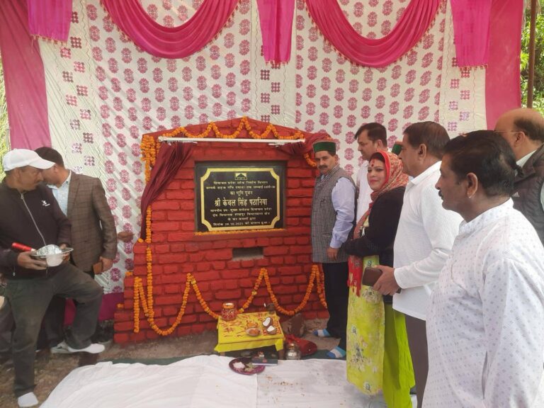Kangra: धारकंडी में सड़क क्रांति! शाहपुर विधायक केवल सिंह पठानिया ने किया 7.5 करोड़ की विकास परियोजनाओं का ऐलान