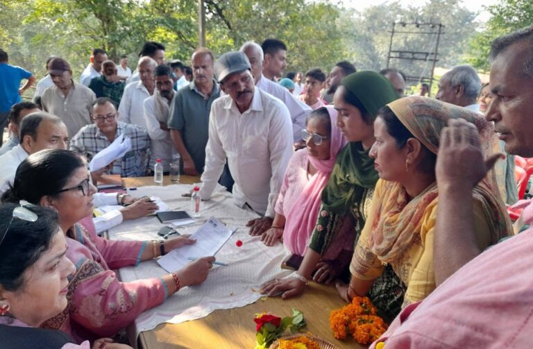Kangra: नंदपुर भटौली में विधायक कमलेश ठाकुर ने सुनी जनता की समस्याएं, सड़क चौड़ीकरण और रेन शेल्टर के दिए आदेश