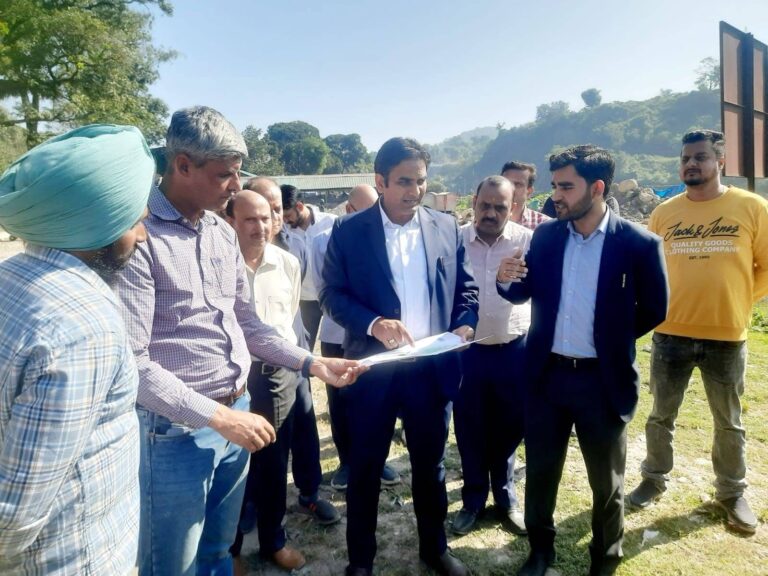 Kangra: कांगड़ा में बनेगा मिनी हरिद्वार! उपायुक्त हेमराज बैरवा ने बज्रेश्वरी घाट के निर्माण कार्य का किया निरीक्षण, जल्द पूरा करने दिए निर्देश