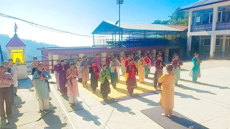 Kangra: राजकीय महाविद्यालय रिड़कमार में योग सत्र का आयोजन, छात्रों ने सीखा स्वस्थ जीवन का मंत्र – एनएसएस और नशा मुक्त भारत अभियान के तहत कार्यक्रम में छात्रों ने किया योगाभ्यास