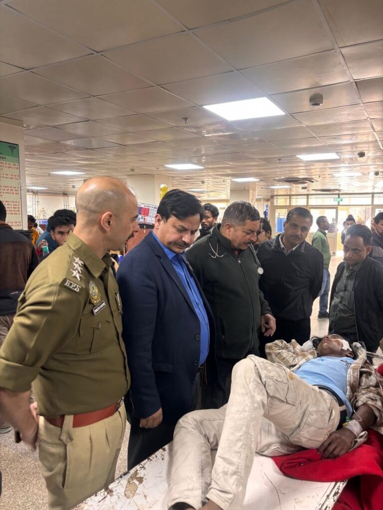 Shimla: नारकंडा हादसे के घायलों से मिलने पहुंचे DC शिमला, बोले – “सरकार देगी हर संभव मदद”&nbsp;