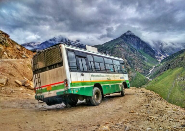 Shimla: शिमला में बस विवाद ने पकड़ा तूल! एचआरटीसी बनाम प्राइवेट ऑपरेटर आमने-सामने — हड़ताल की चेतावनी, जनता हुई परेशान!