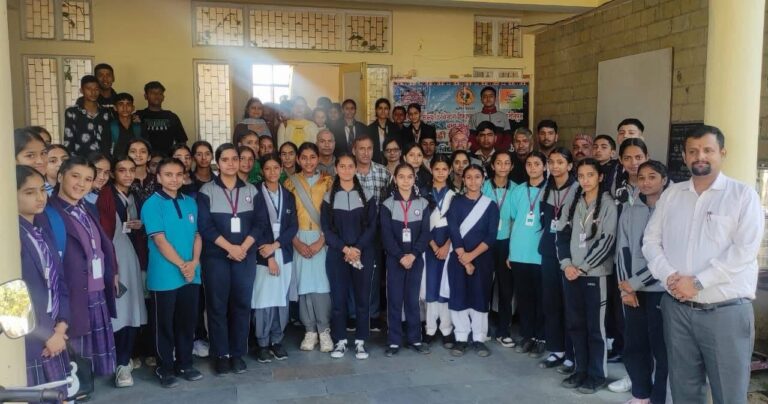 Hamirpur: हमीरपुर में मनाया गया ‘पहाड़ी दिवस’: बच्चों ने दी भाषण, लिखीं लोकोक्तियां और पहेलियां, छाई हिमाचली रंगत!