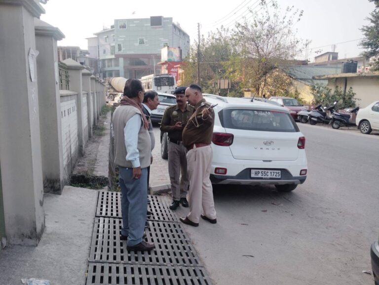 Hamirpur: नादौन पुलिस ने पैदल रास्ते पर पार्किंग करने वालों सहित 18 वाहन चालकों के काटे चालान
