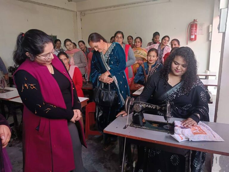 Mandi: मंडी की महिलाओं को मिलेगा नया हुनर! शुरू हुआ 4 माह का सिलाई प्रशिक्षण कार्यक्रम, मिलेंगे हर महीने 3000 रुपये