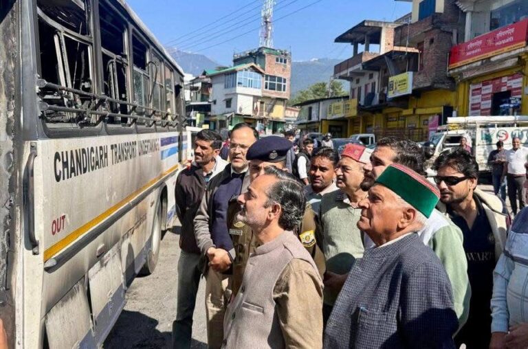 Kangra: बैजनाथ में बसों में लगी आग, विधायक किशोरी लाल और HRTC उपाध्यक्ष अजय वर्मा ने मौके पर पहुंचकर लिया हालात का जायजा — बोले, दोषियों को बख्शा नहीं जाएगा