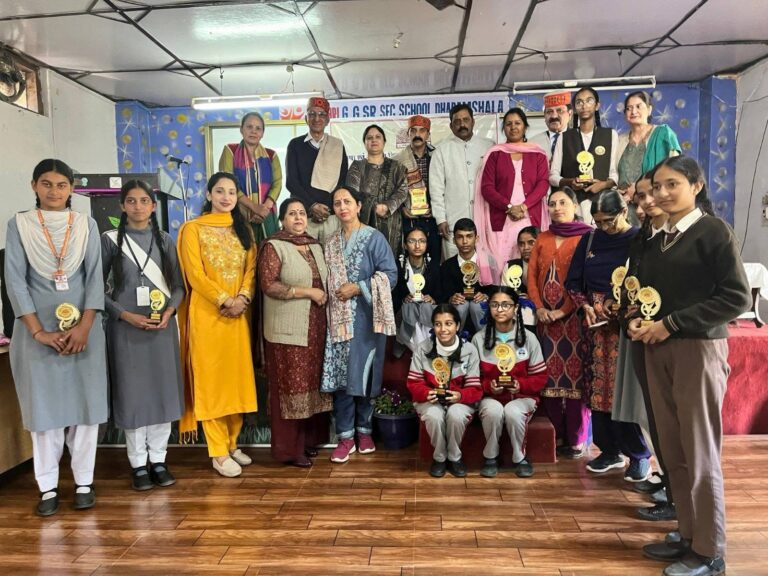 Kangra: “हमें अपनी पहाड़ी बोलियों पर गर्व होना चाहिए” – एसडीएम मोहित रत्न