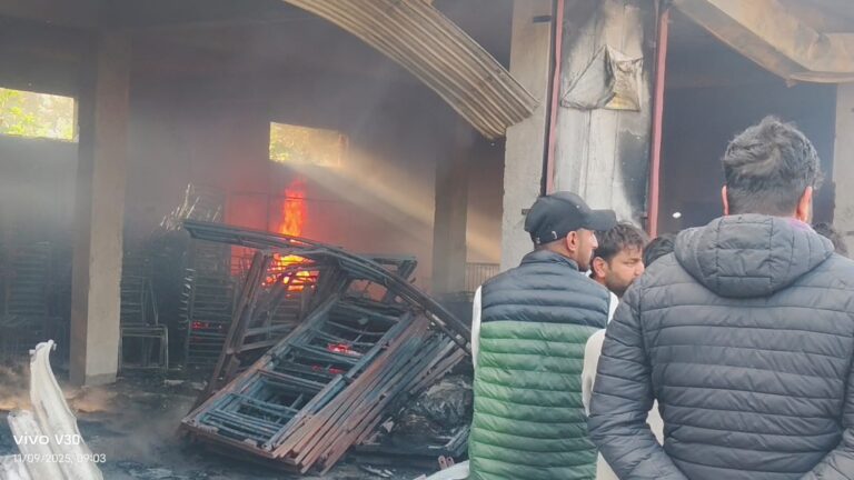 Kangra: ज्वालामुखी में भीषण आग से “मिठ्ठू टेंट हाउस” खाक, 80 लाख का नुकसान — समिता चौधरी का परिवार सदमे में