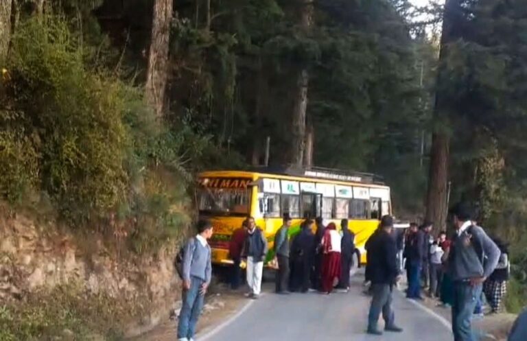 Mandi: बालीचौकी-थाची मार्ग पर बड़ा हादसा टला, चालक की सूझबूझ से बचीं कई जानें