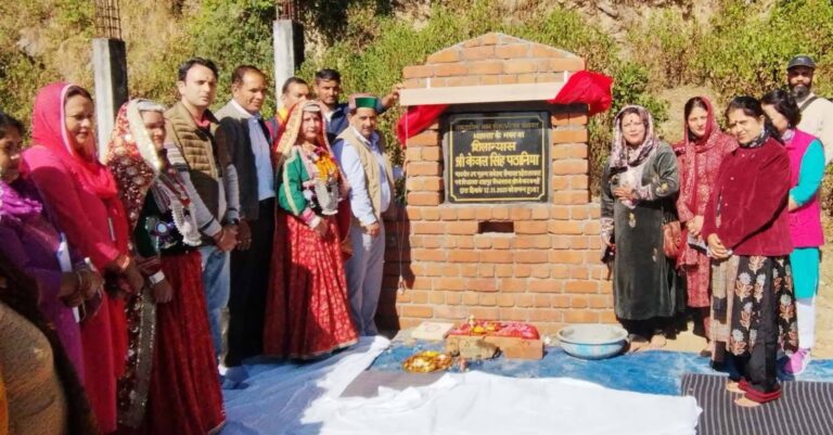 Kangra: 14.37 करोड़ की पेयजल योजना से 15 हजार लोगों को मिलेगा स्वच्छ जल : केवल सिंह पठानिया! पठानिया ने किया सामुदायिक भवन का शिलान्यास, एम्बुलेंस सड़क का लोकार्पण — बोले, तोतारानी में लिखी जा रही है विकास की नई इबारत