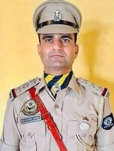 Hamirpur: पुलिस नाके पर चिट्टा तस्करों ने एसएचओ को कुचलने की की कोशिश, बहादुरी दिखाते हुए कुलवंत सिंह ने गाड़ी के टायर किए पंचर
