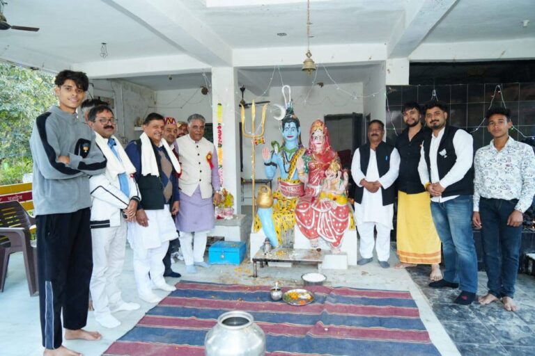 Kangra: सांसद डॉ. राजीव भारद्वाज पहुंचे सद्दू शिव मंदिर—पूजा-अर्चना के साथ सुनी लोगों की समस्याएं, कार्यकर्ता भी रहे साथ