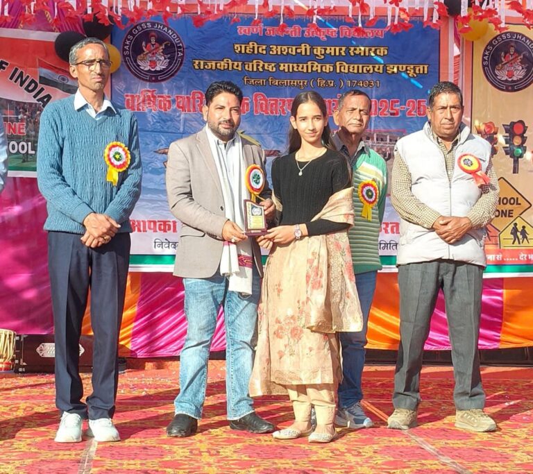 झंडूता स्कूल में वार्षिक पुरस्कार समारोह की धूम! मेधावी छात्रों को मिला सम्मान, रंगारंग कार्यक्रमों ने बांधा समा