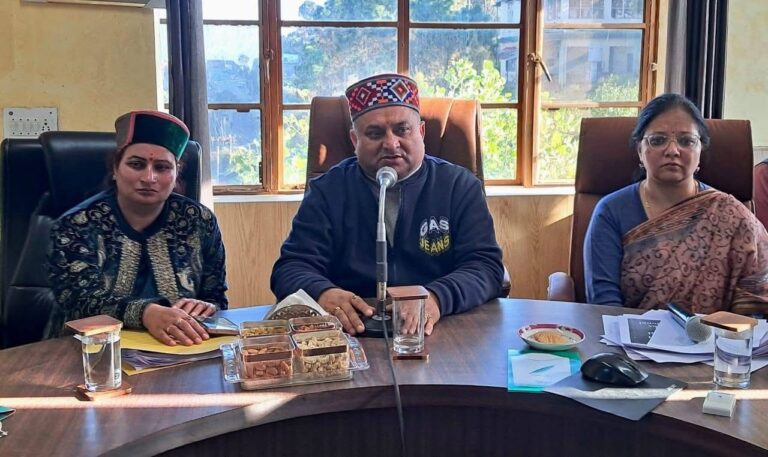 Sirmaur: सराहां में उपमंडल स्तरीय बैठक: विकास कार्यों की समीक्षा, शिकायतों के त्वरित निपटारे पर जोर — विधान सभा उपाध्यक्ष विनय कुमार