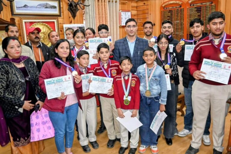 Chamba: राज्य स्तर पर चम्बा का दबदबा! कराटे चैंपियनशिप में झंडे गाड़े, DC ने किया खिलाड़ियों का सम्मान
