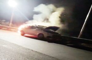 Mandi: मंडी में हाईवे पर खड़ी कार में अचानक आग, ड्राइवर बाल-बाल बचा