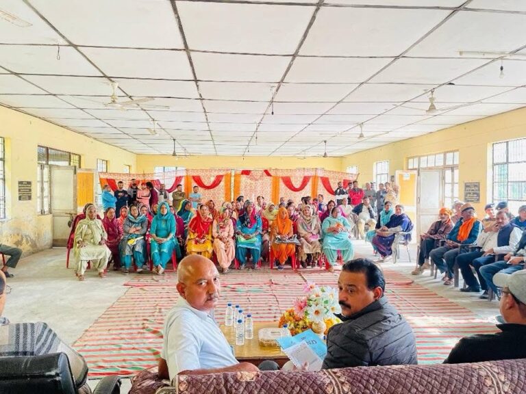 Kangra: ‘विधायक आपके द्वार’ में उमड़ी भीड़! मंगवाल पंचायत में मलेंद्र राजन ने दिए बड़े ऐलान, कई कामों को मिली हरी झंडी
