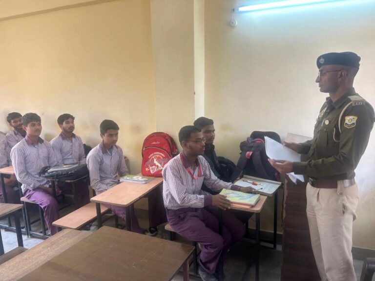 Solan: स्कूल में पुलिस की एंट्री! छात्रों को सिखाए नशा और ऑनलाइन ठगी से बचने के पावरफुल टिप्स