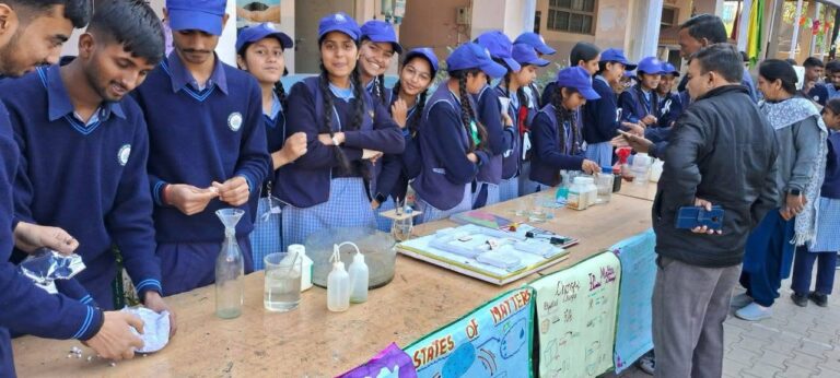 Kangra: बाल मेले में छाया बच्चों का टैलेंट! समलोटी स्कूल में बाल दिवस पर खेल, मॉडल, कल्चर शो ने बांधा समां
