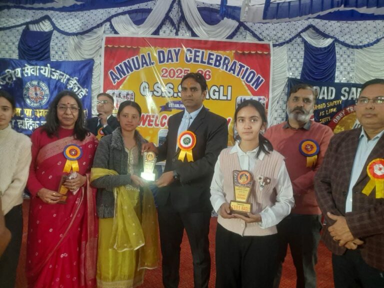Kangra: कांगड़ा के उपायुक्त ने वार्षिक समारोह में दिया शिक्षा में गुणवत्तापूर्ण बदलाव का मंत्र, मेधावी छात्रों को किया सम्मानित