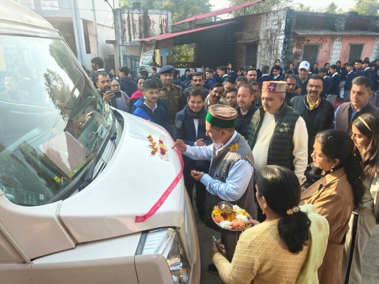 Kangra: शाहपुर के बच्चों तक पहुंचेगी विज्ञान की दुनिया, स्कूल-द्वार पर मोबाइल साइंस वैन का शुभारंभ