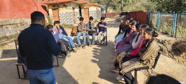 Kangra: रिड़कमार कॉलेज में जोश से मनाया गया संविधान दिवस, छात्रों ने ली राष्ट्र निर्माण की शपथ