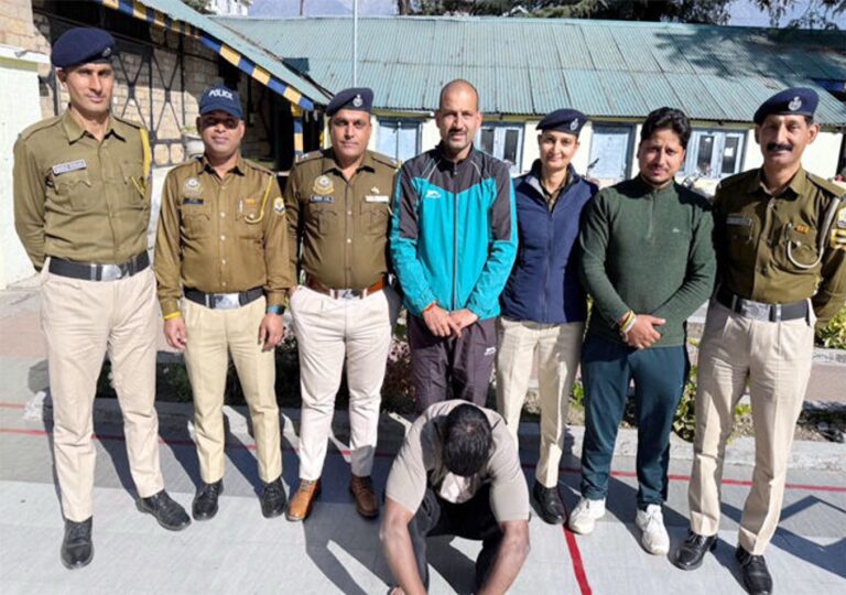 Kangra: पालमपुर में बड़ा खुलासा: किराये के कमरे से चिट्टा, लाखों की नकदी और सोना बरामद, पुलिस दंग!