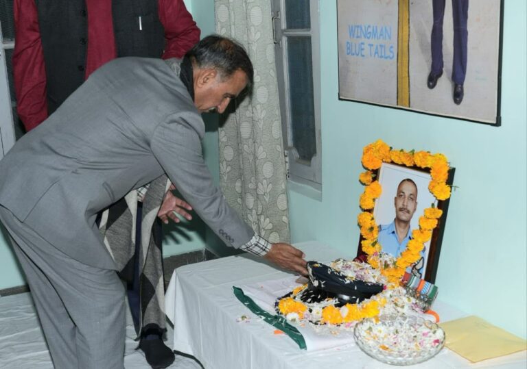 Kangra: दुबई एयर शो हादसा: मुख्यमंत्री सुक्खू पहुंचे शहीद विंग कमांडर नमांश स्याल के घर, कहा—हर हिमाचली को है गर्व