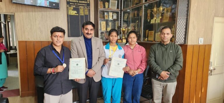 Kangra: नगरोटा कॉलेज के छात्रों ने इंटर-कॉलेज वेटलिफ्टिंग में चमक बिखेरी—दो सिल्वर, दो ब्रॉन्ज समेत शानदार प्रदर्शन!