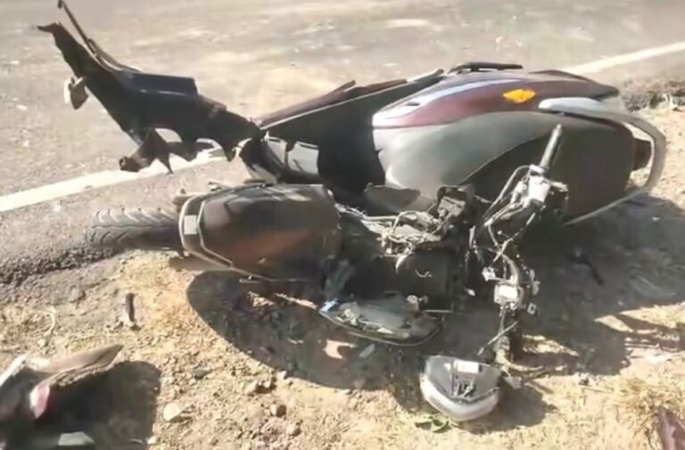 फतेहपुर-बरोट में भयानक हादसा! स्कूल बस से टकराई स्कूटी, तीन युवक गंभीर रूप से घायल