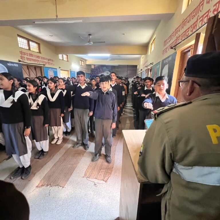 Solan: स्कूल में बद्दी पुलिस की एंटी-चिट्टा मुहिम, छात्रों को नशे और सड़क सुरक्षा पर जागरूक किया