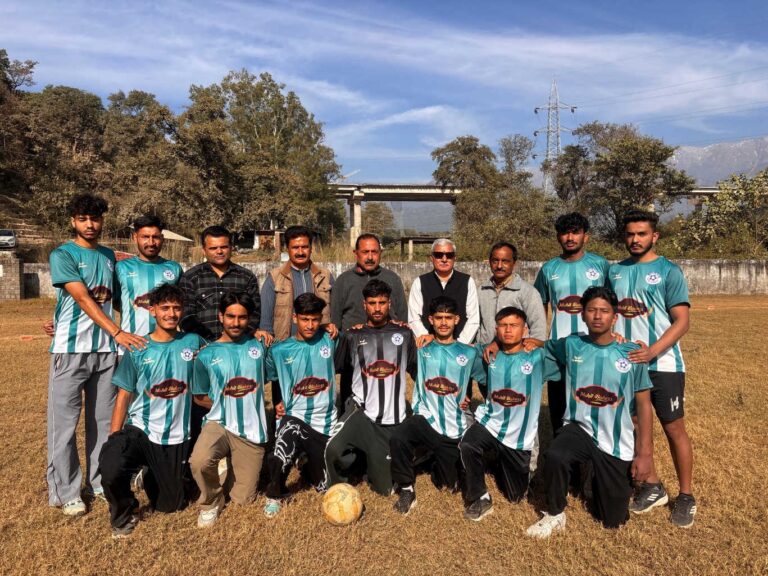 Kangra: नाहन में शुरू होने जा रही स्टेट फुटबॉल चैंपियनशिप, चंबी ग्राउंड से कांगड़ा टीम रवाना—नई जर्सी भी लॉन्च