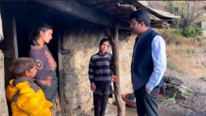 Himachal: मां-बाप के साए से दूर चार मासूम, 2 घंटे जंगल पैदल चलकर समाजसेवी के डी राणा ने बढ़ाया मदद का हाथ