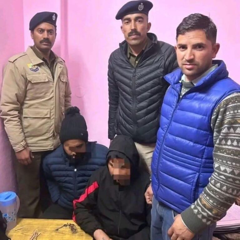 Kullu: कुल्लू में होटल पर पुलिस की बड़ी छापेमारी: 7.43 ग्राम चिट्टा बरामद, लुधियाना के दो युवक गिरफ्तार