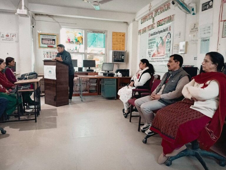 Mandi: सरकाघाट में विश्व एड्स दिवस पर बड़ा अभियान: युवाओं को दी अहम जानकारी, रोकथाम की शपथ के साथ जागरूकता का मजबूत संदेश