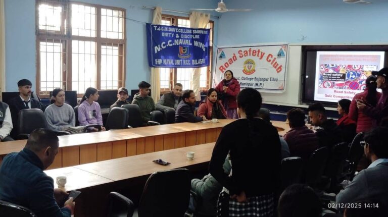 Kangra: सुजानपुर टीहरा कॉलेज में रोड सेफ्टी का अलर्ट: छात्रों ने बढ़ाया जागरूकता का संदेश