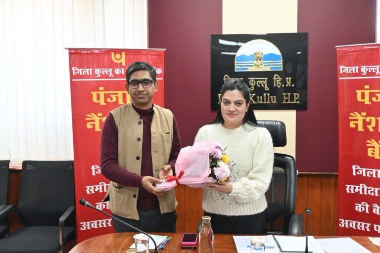 Kullu: कुल्लू में जिला स्तरीय सलाहकार एवं समीक्षा समिति की बैठक, सरकारी योजनाओं और वित्तीय साक्षरता पर जोर
