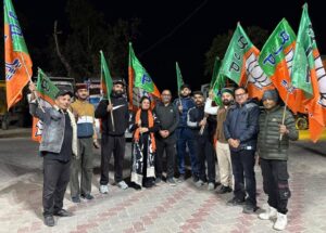 Kangra: धर्मशाला में आक्रोश रैली से पहले उत्साह चरम पर, कांगड़ा में BJYM कार्यकर्ताओं ने झंडों से सजाया गग्गल–शाहपुर मार्ग
