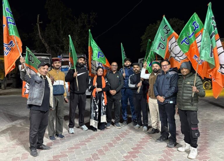 Kangra: धर्मशाला में आक्रोश रैली से पहले उत्साह चरम पर, कांगड़ा में BJYM कार्यकर्ताओं ने झंडों से सजाया गग्गल–शाहपुर मार्ग
