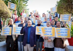 Kangra: विधानसभा के बाहर बवाल! जयराम ठाकुर ने लगाए बड़े आरोप, जॉब ट्रेनी पॉलिसी पर विपक्ष का हंगामा