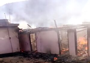 Mandi: परवाड़ा में दिल दहलाने वाली आग: दोमंजिला घर राख, 8 पशु जिंदा जले, पूरा परिवार सड़क पर
