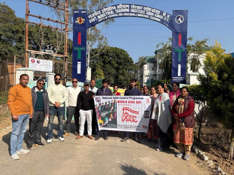 Kangra: सरोत्री में निकली जागरूकता रैली, गांव में गूंजा संदेश—एड्स से बचाव और नशे से छुटकारा जरूरी!