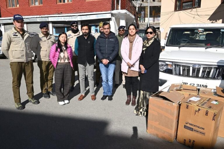 लाहौल-स्पीति में भारी हिमपात से निपटने के लिए फील्ड कर्मचारियों को वितरित किए गए विंटर प्रिपेयर्डनेस किट