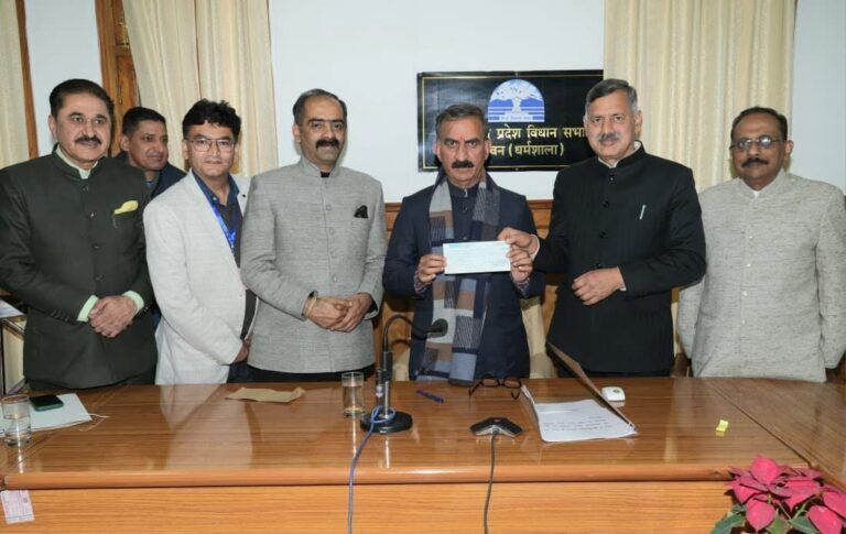 सुख आश्रय कोष को बड़ा सहारा! हिमुडा ने CM सुक्खू को सौंपा 11 लाख का चेक—जानें किसके लिए होगी ये मदद