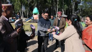 Kullu: कुल्लू में विश्व दिव्यांगजन दिवस पर दिव्यांग बच्चों ने दिखाई अपनी अद्भुत प्रतिभा, DC अश्वनी कुमार ने किया विशेष संबोधन