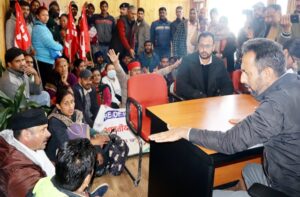 Shimla: शिमला में बवाल: अतिक्रमण हटाने पर भड़के तहबाजारी, निगम दफ्तर में घुसकर घंटों हंगामा