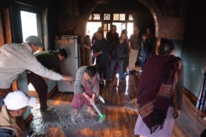 Kullu: कुल्लू में रिहायशी मकान में लगी भीषण आग! परिवार बाल-बाल बचा, शॉर्ट सर्किट पर उठे गंभीर सवाल